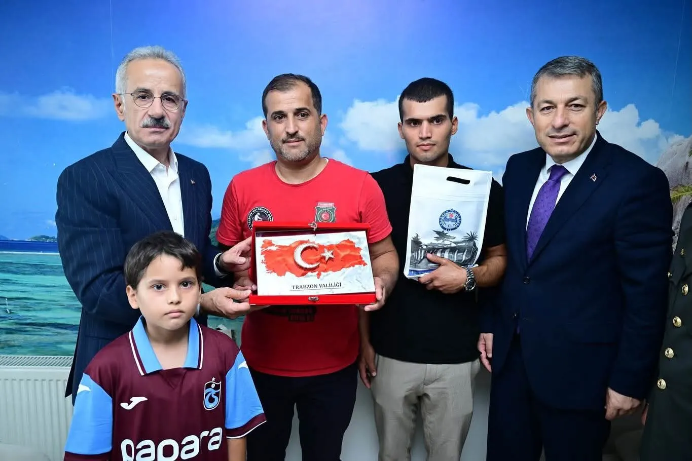 Bakan Uraloğlu , Gazi Sedat Bayrak'ı ziyaret etti